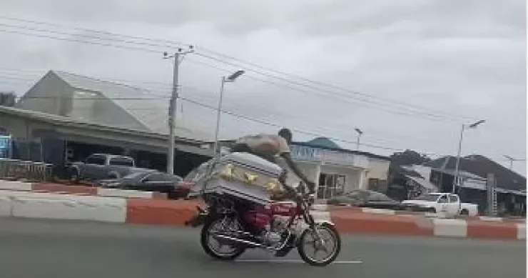 Dostunun tabutunu motosikletlə daşıdı ŞOK VİDEO