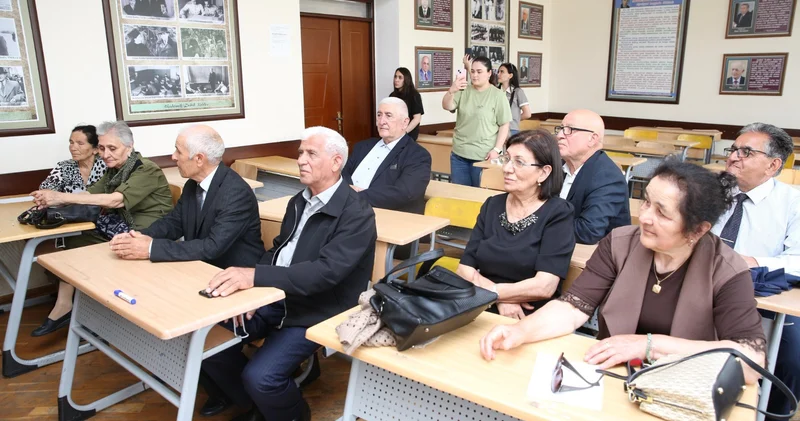 50 ildən sonra eyni auditoriyada Keçmiş tələbələr universitetə qayıtdı FOTOLAR