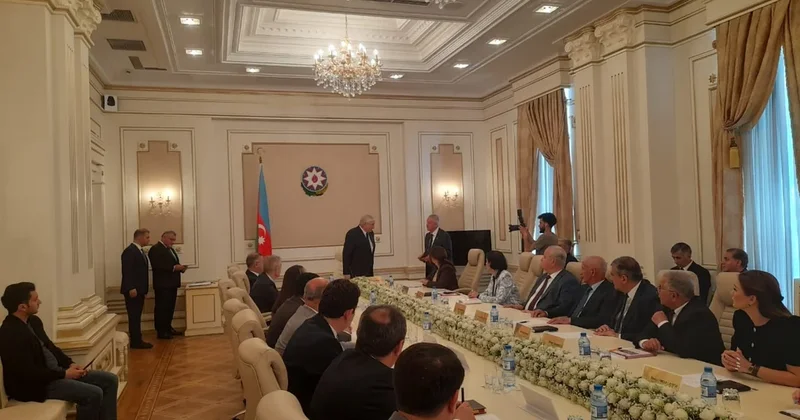 Mərkəzi Seçki Komissiyasının yeni üzvlərinə vəsiqələr təqdim olunub