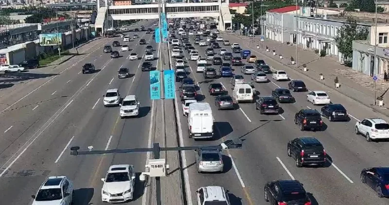 В Баку на некоторых улицах и проспектах наблюдаются пробки