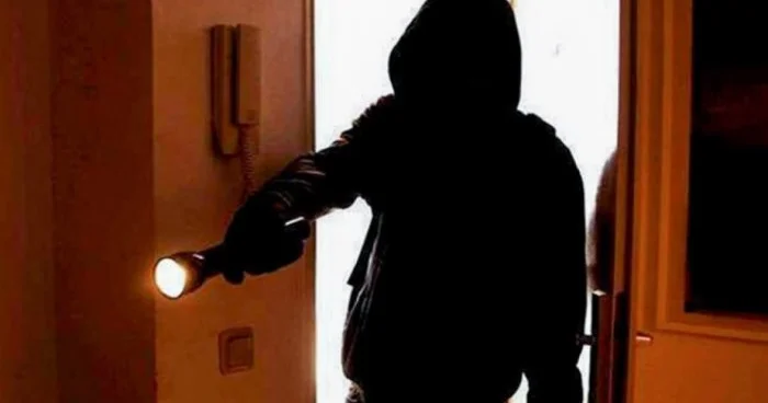 Arvadının əmisinin evinə basqın etdi: Qadının boğazına bıçaq dirədi, sonra özünü eyvandan atdı