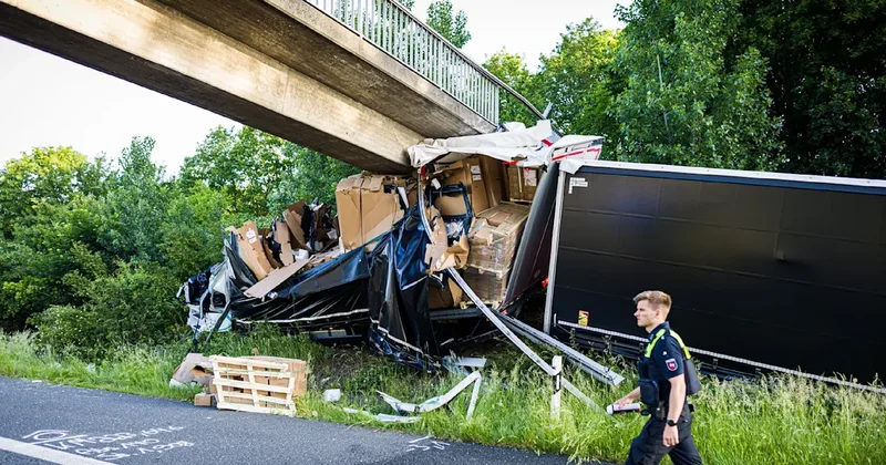 В Германии грузовик врезался в пешеходный мост, погибли два человека