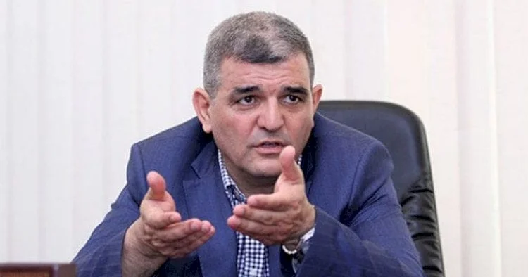 Fazil Mustafa “bilet” sözünü təhrif edən həmkarının müdafiəsinə qalxdı