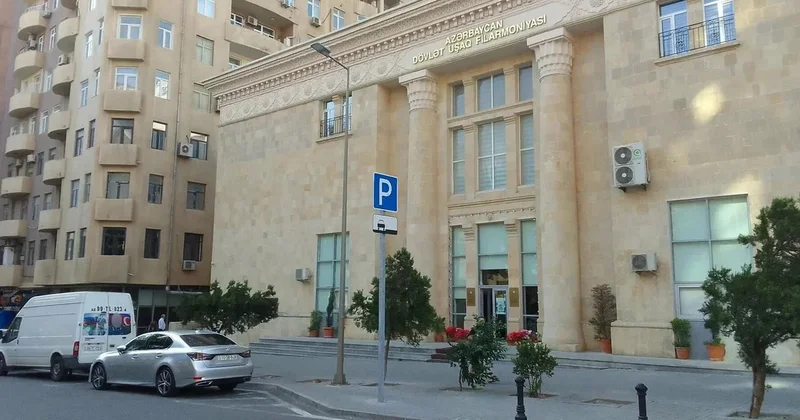 Azərbaycan Dövlət Uşaq Filarmoniyasının qarşısındakı yol çökür FOTO