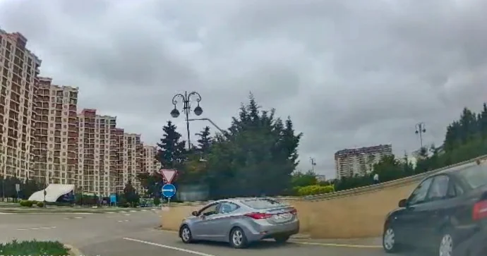 Sükan arxasında siqaret çəkən sürücü kötüyünü yola atdı 77 GJ 660 VİDEO