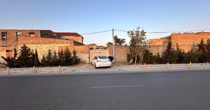 Maşını darvazanın önündə saxlayan sakin hər dəfə cərimələnir VİDEO