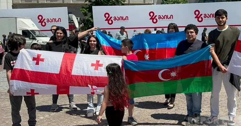 В Тбилиси азербайджанцы прошли с флагами на праздновании Дня независимости Грузии
