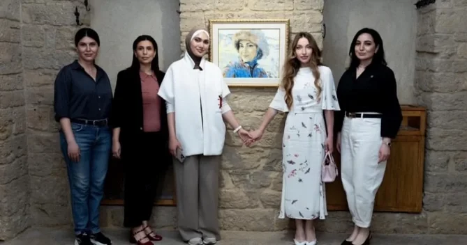 Alyona Əliyeva Rüqəyya Babaxanın Ruhun müxtəlif üzləri adlı fərdi sərgisindən paylaşım edib