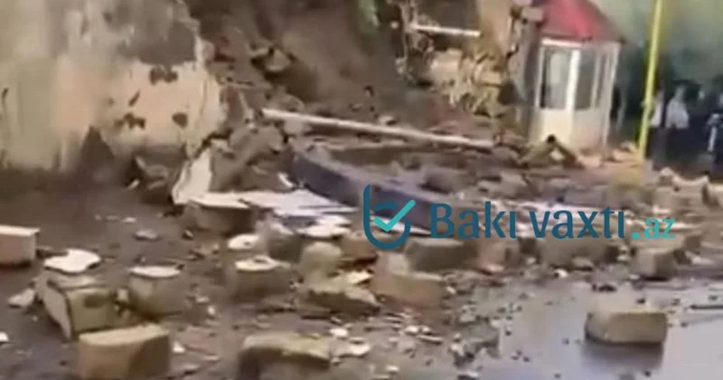 Mikrorayonda yağış binanı çökdürdü FOTO+VİDEO