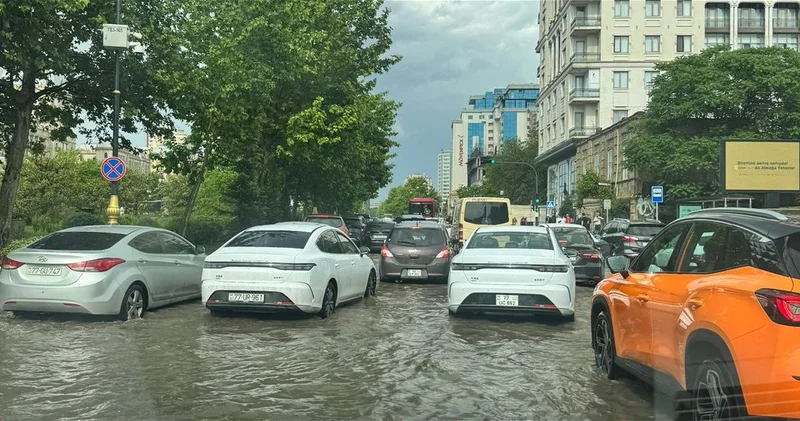 Сильный дождь затопил улицы Баку ФОТО ВИДЕО