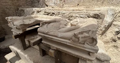 Olimp antik şəhərində 10 metrlik xəzinə: Aristokrat qadının sarkofaqı tapılıb