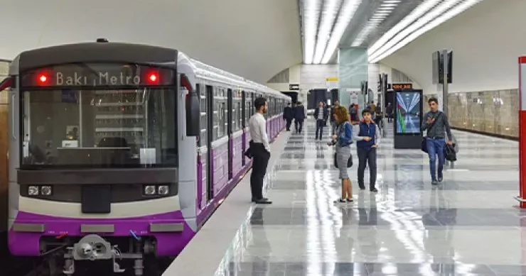 Doluya görə hamı metroya axışdı, qatarlar gecikdi