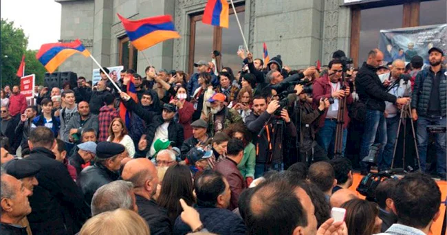“Ermənistan rəzil ailə cütlüyünün əlindədir”: Ter Petrosyanın müttəfiqi Paşinyana cavab verib