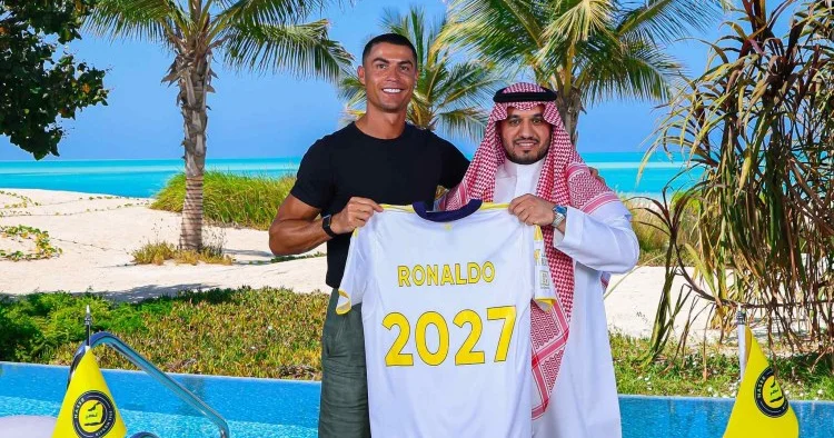 Ronaldo 2 illik müqaviləyə qol çəkdi RƏSMİ