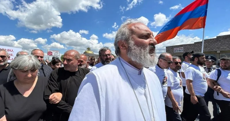 Суд в Ереване постановил арестовать архиепископа Баграта Галстаняна на два месяца