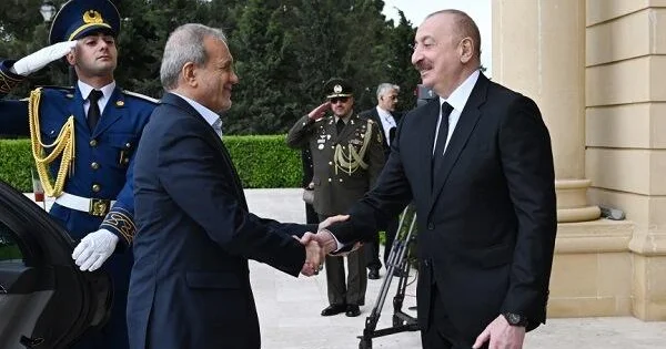 İlham Əliyev Pezeşkianla danışdı