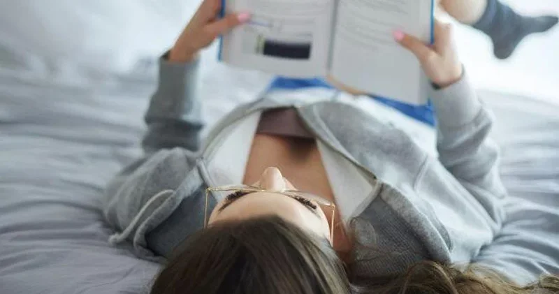 Uzanaraq kitab oxuyanların diqqətinə!