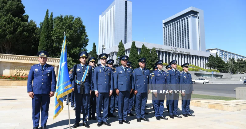 Военные прошли торжественным маршем по улицам Баку