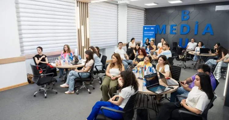 “Rəqəmsal Jurnalistika” mövzusunda təlim proqramı uğurla davam EDİR