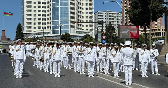 Bakıda hərbçilərin yürüşü keçirilir Canlı
