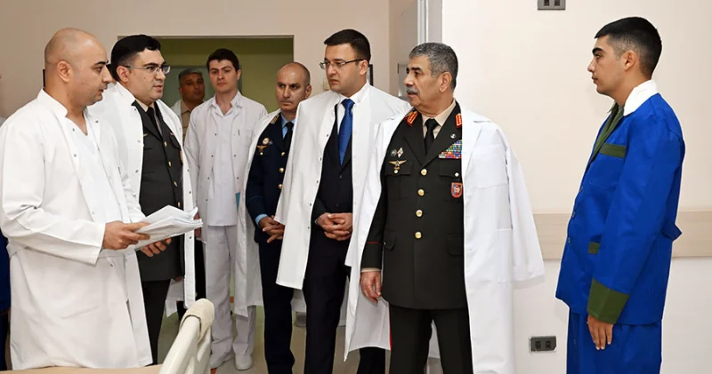 Silahlı Qüvvələr Günündə Müdafiə Nazirliyinin rəhbərliyi hospitalı ziyarət edib FOTO