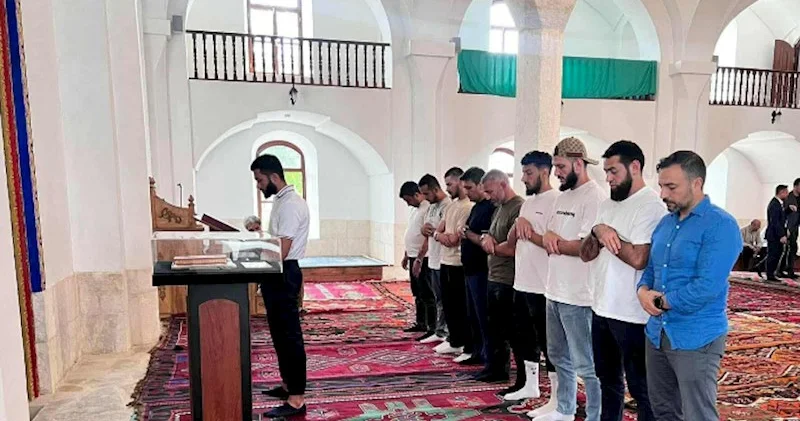 Oğlu məsciddə imamlıq etdi, Qurban Qurbanov arxasında dayandı FOTOLAR