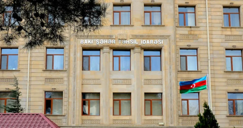 Məktəbin işçiləri direktorun maşınını yuyur? Araşdırma başladı