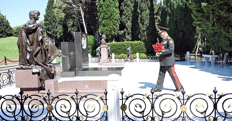Müdafiə naziri Fəxri Xiyabanda və Zəfər parkında olub