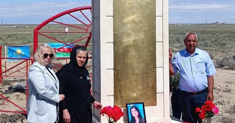 Вблизи аэропорта Актау установили памятник экипажу разбившегося самолета AZAL