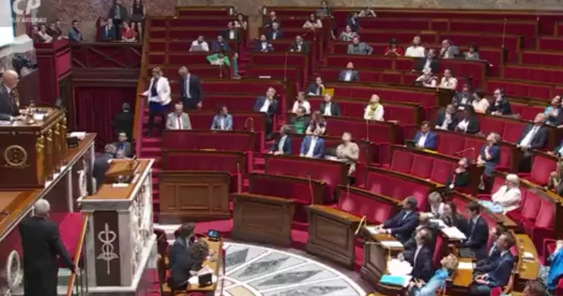 Paris selə təslim oldu Parlamentə su sızdı + Video