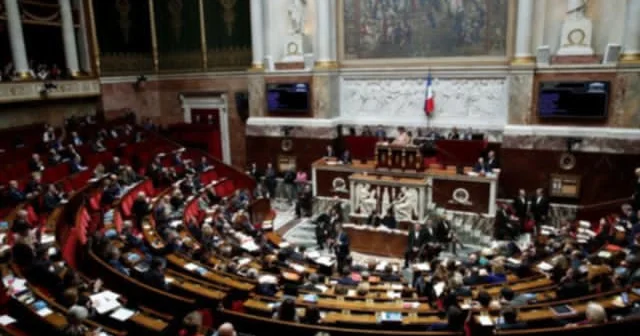Baş nazirin başına su damcıladı: Deputatlar dağılışdı