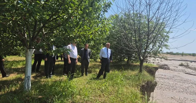 Qusarçayda sahil torpaqları TƏHLÜKƏDƏ Texnikalar fasiləsiz işləyir FOTO
