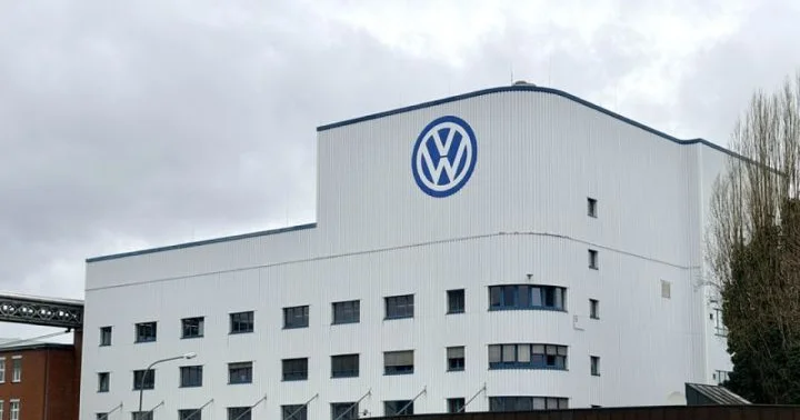 Volkswagen 4 zavodunu bağlamağı və 100 min əməkdaşını işdən çıxarmağı planlaşdırır
