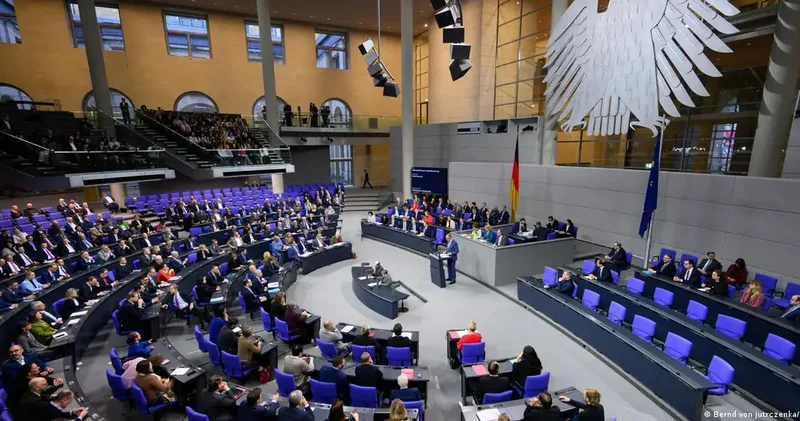 “Bundestaqda Ukrayna ilə bağlı mübahisə: Almaniyanın maraqları, yoxsa Kiyevə dəstək?“ “Deutsche Welle“