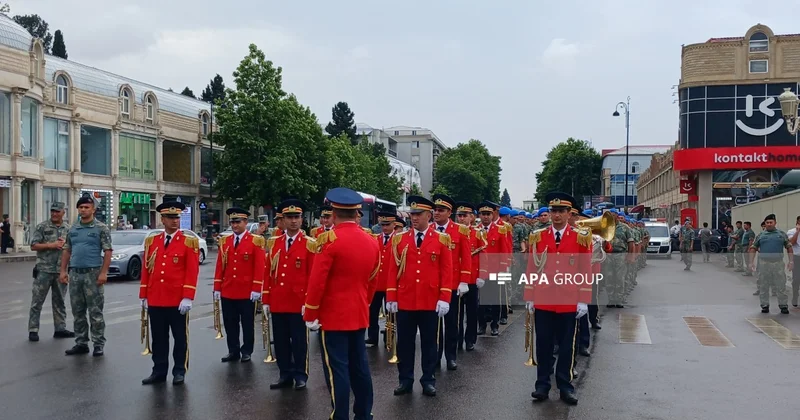 Gəncədə hərbi orkestrlərin müşayiəti ilə yürüş keçirilir FOTO