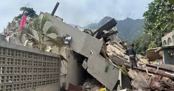Venesuelada qadın dağıntıların altında uşaq doğdu