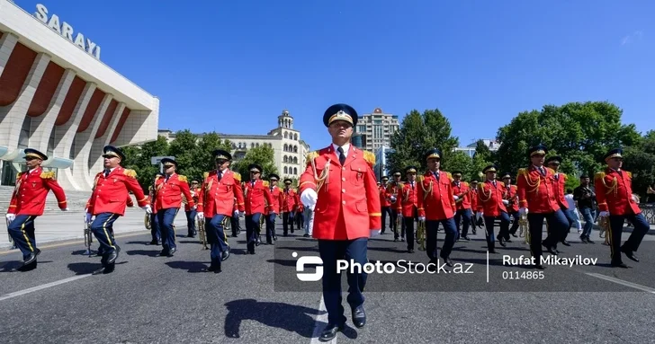 В Баку проходят шествия военнослужащих по случаю Дня Вооруженных сил Азербайджана
