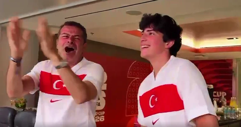 Türkiyəli jurnalist özünü hisslərinin ixtiyarına buraxdı VİDEO
