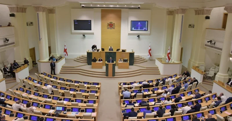 Весенняя сессия парламента Грузии завершилась потасовкой