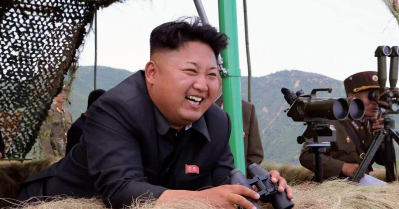 Kim Çen In modernləşdirilmiş silah sistemlərinin sınaqlarını izlədi