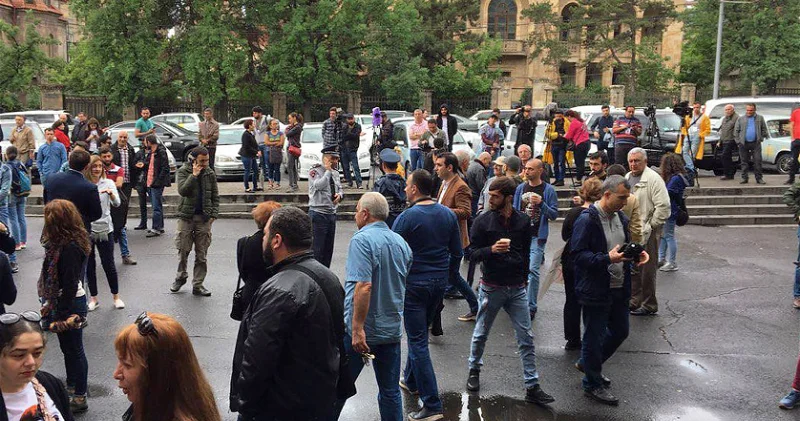 Оппозиция проводит акцию протеста перед зданием Конституционного суда Армении