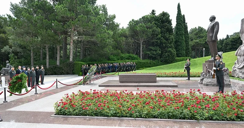 MN in rəhbər heyəti Fəxri Xiyaban, Zəfər parkı və Hərbi Memorial Məzarlığı ziyarət edib
