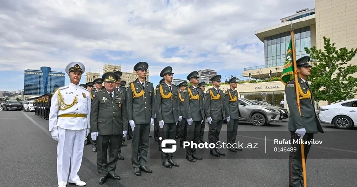 22 года на флоте и снова в строю: офицер запаса прошел маршем в День Вооруженных сил АР