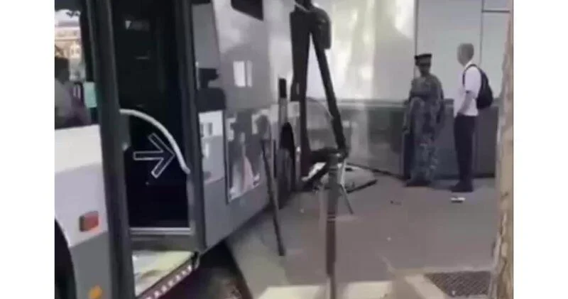 В Париже автобус вылетел на тротуар ВИДЕО