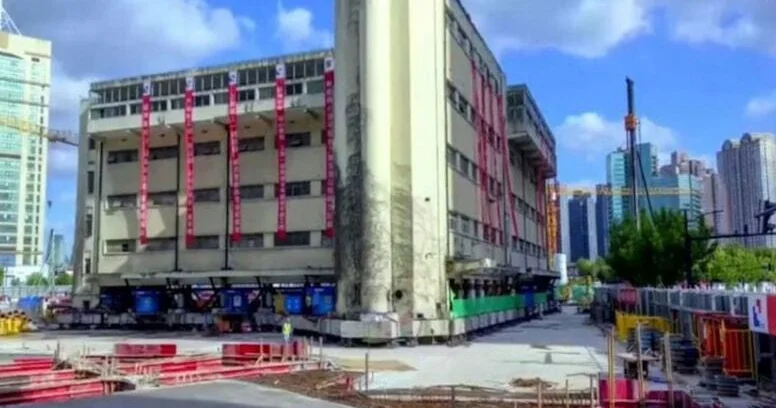Çində 7 600 tonluq nəhəng binanı yeritdilər (Foto)