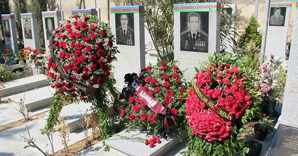 HHQ komandanı Atakişiyevin məzarını ziyarət etdi Foto