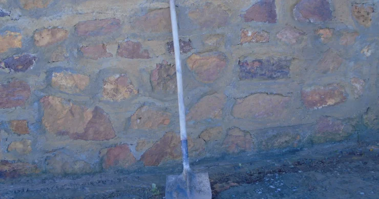 Evinə gələn qonağı bel ilə öldürdü