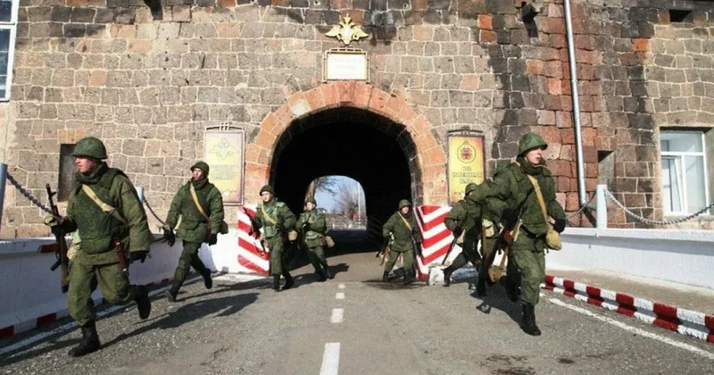 Грапарак : Россия накачивает 102 ю военную базу оружием