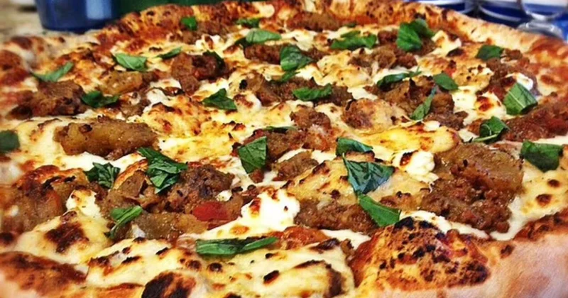 Restoranda müştərilərə narkotikli pizza verdilər 85 nəfər zəhərləndi FOTO