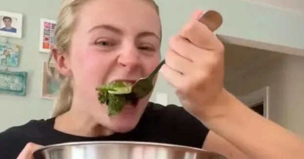 TikTok bloqerləri arıqlamaq məqsədilə təhlükəli parazitə yoluxmağa çalışırlar